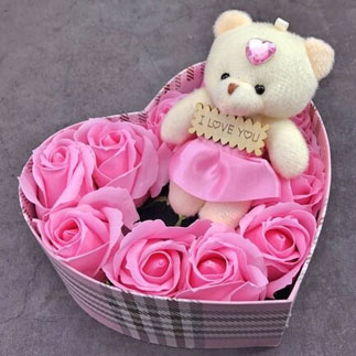 hoa hồng sáp hộp tim 1 gấu màu hồng