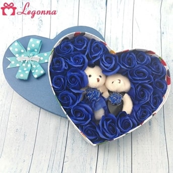 Hoa hồng sáp hộp tim 2 gấu (18 - 22 bông), màu xanh H2X