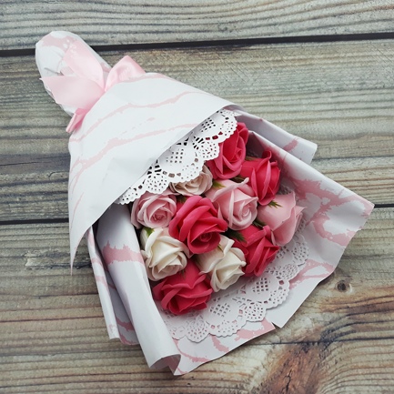 Bó 11 bông hồng sáp màu hồng, giấy vân đá H6H