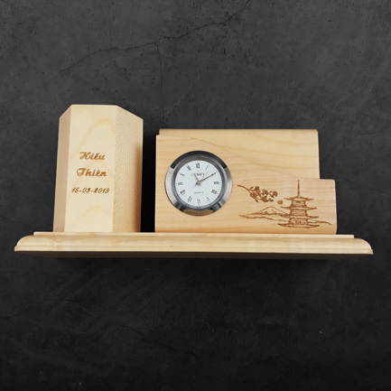 Đồ cắm bút bằng gỗ khắc laser - có đồng hồ DB02